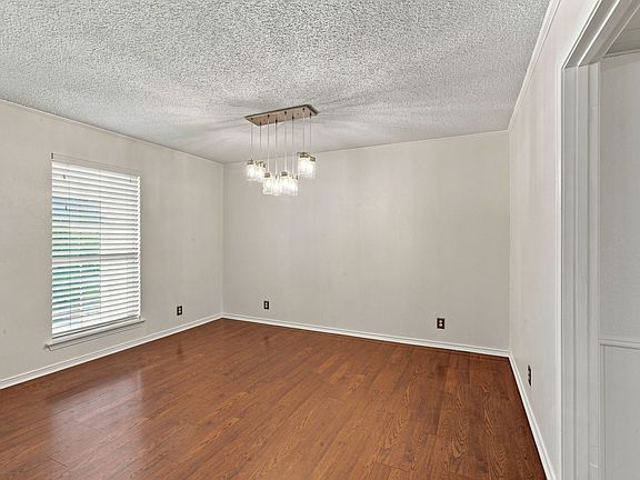 4th image of 108 W Lewis St