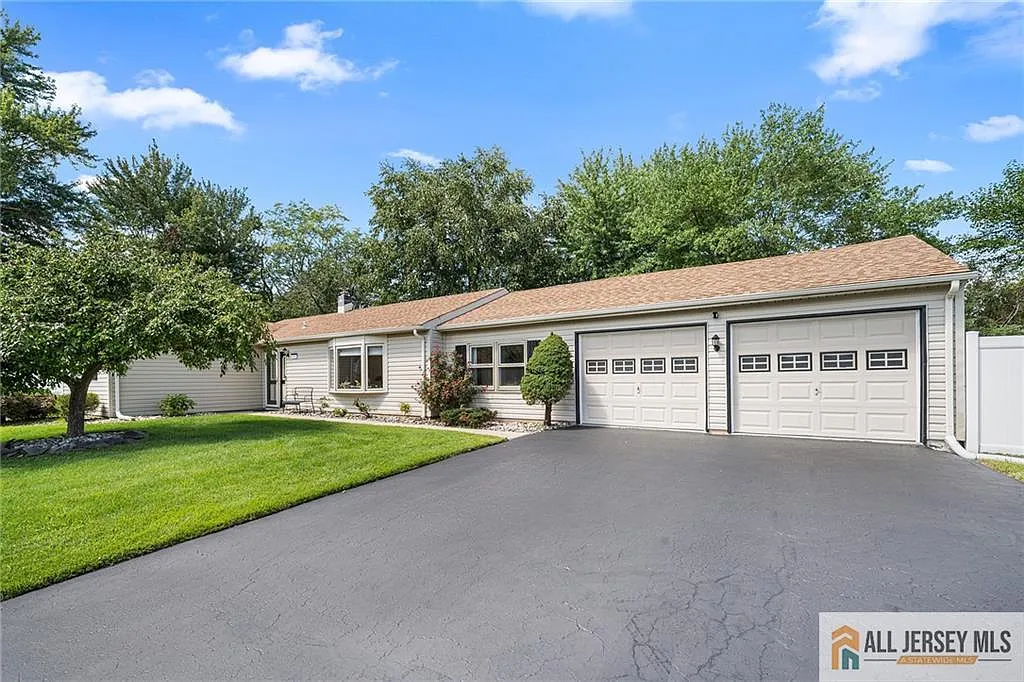 3 bed, 2.0 bath, 1560 sqft, $3,900 — Photo 4