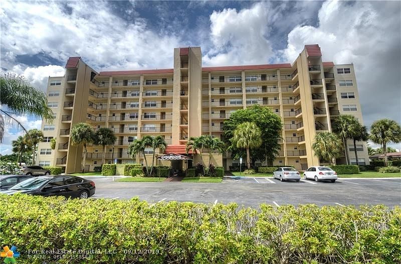 BUILDING ENTRANCE, PROPERTY ON 1ST FLOOR