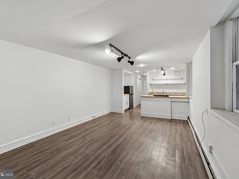 240 S 13th St #B — Photo 3