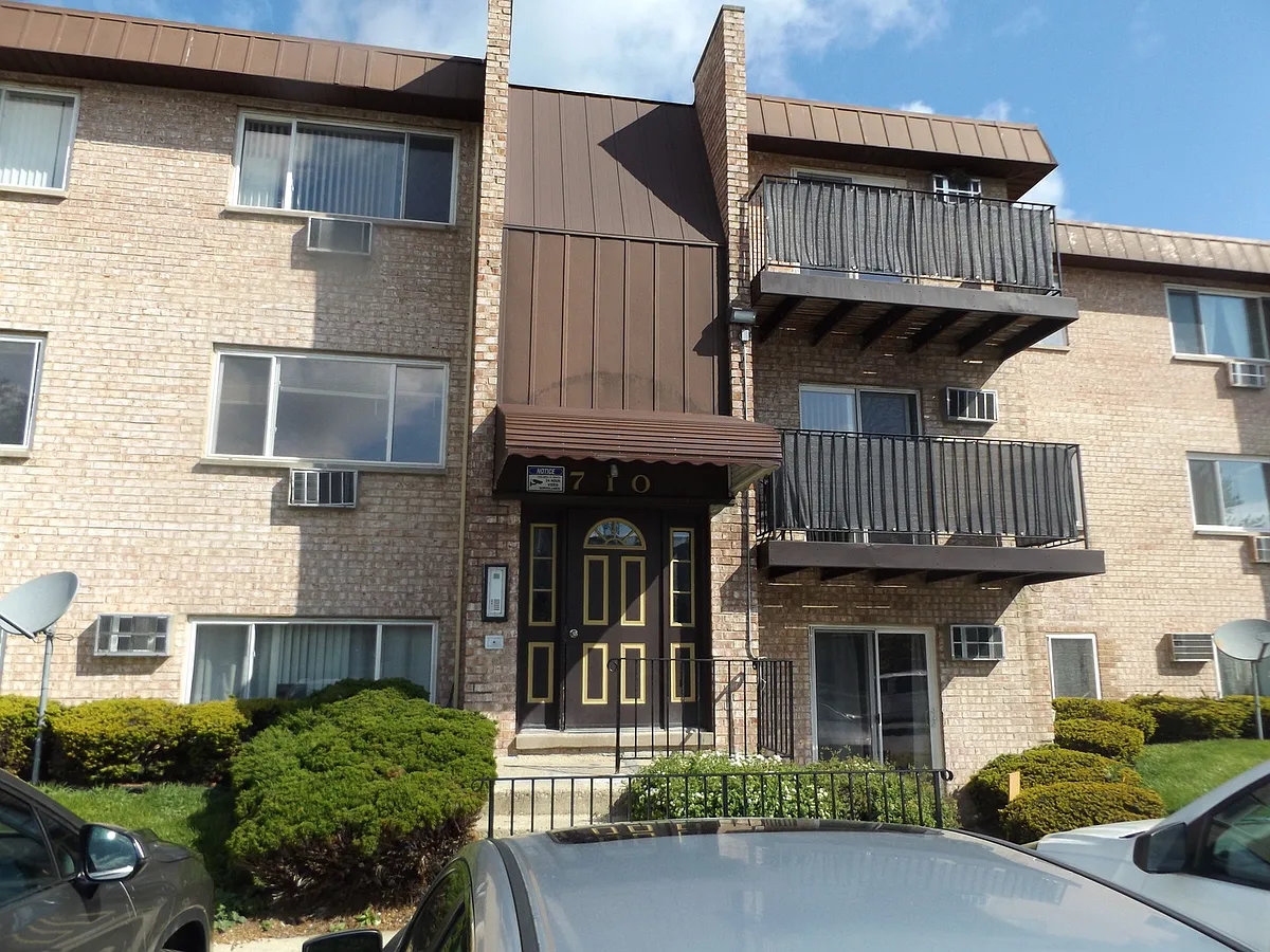 Building Photo - 710 W Huntington Commons Rd #2B