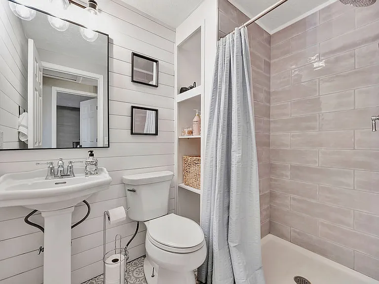 742 S Poplar St — Photo 12
