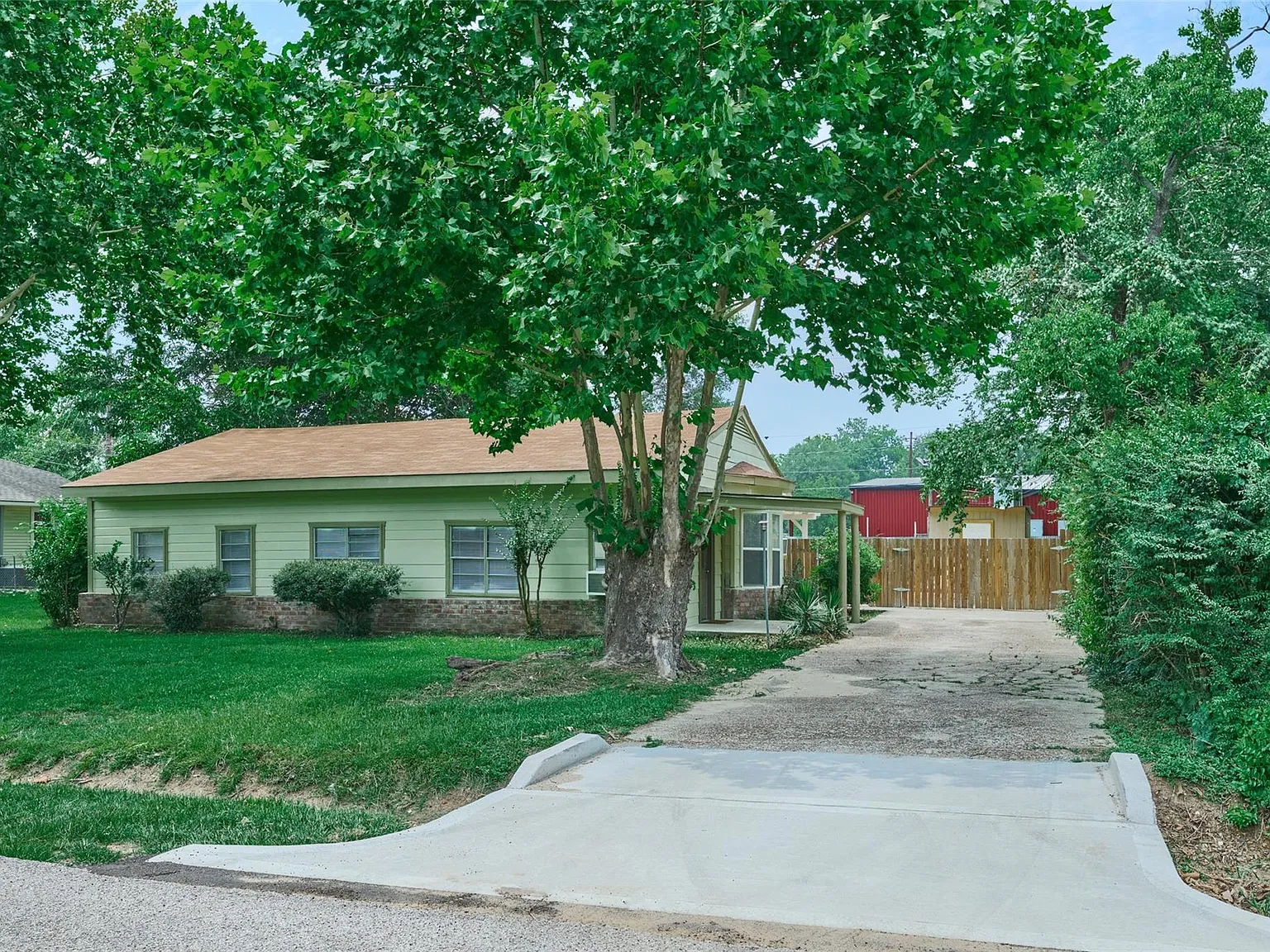 3 bed, 2.0 bath, 1261 sqft, $1,625 — Photo 3