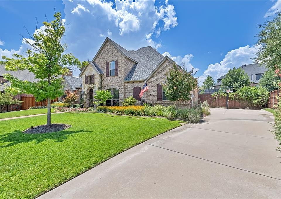 2nd image of 811 Camelot Ct