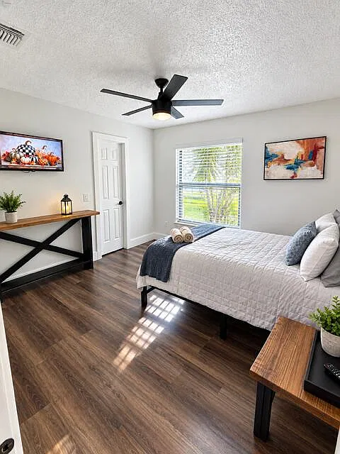 1 bed, 1.0 bath, 696 sqft, $1,295 — Photo 3