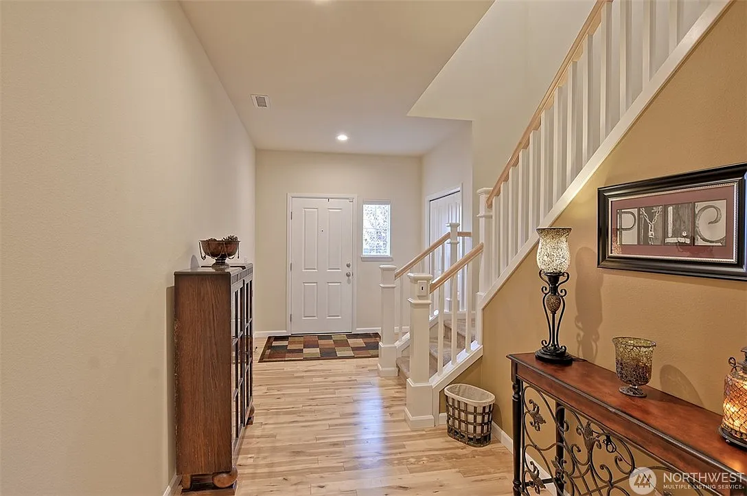 5 bed, 2424 sqft, $4,045 — Photo 3