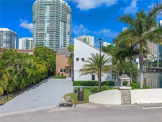 4 bed, 3.0 bath, $26,000 — Photo 1