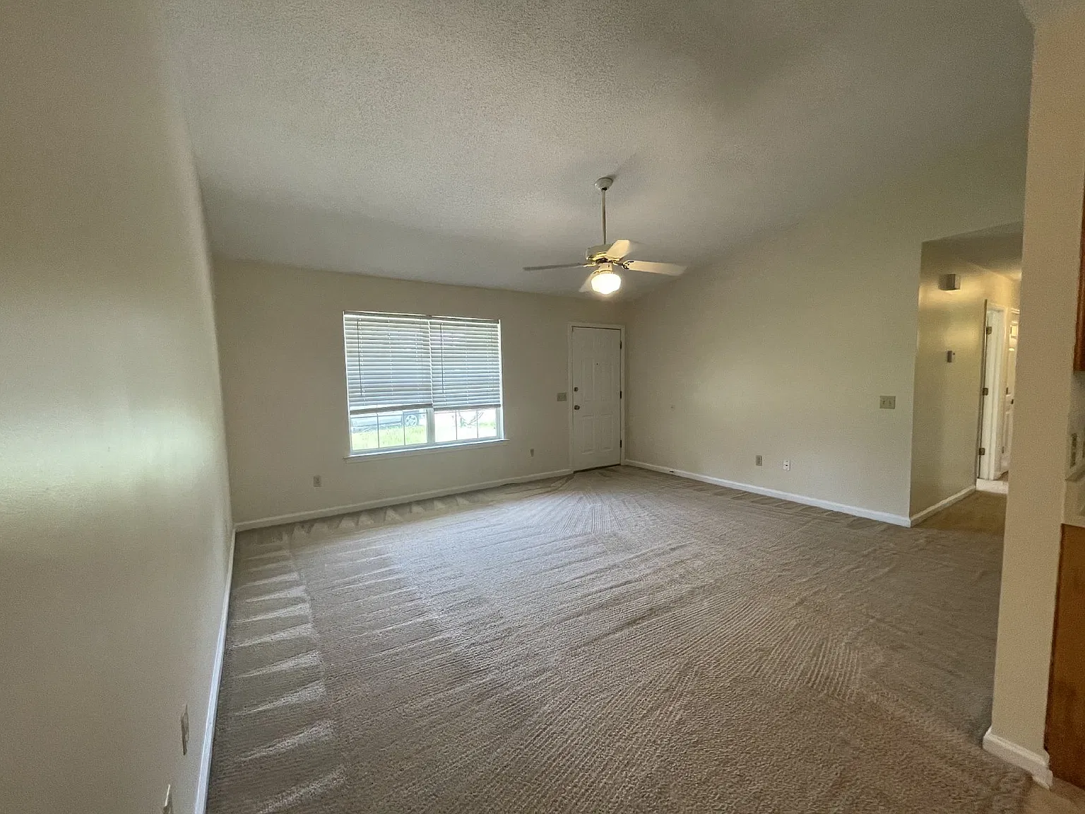 4 bed, 2.0 bath, 1400 sqft, $1,650 — Photo 2