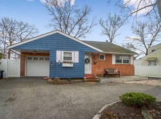 141 Glen Rd, North Babylon, NY 11703