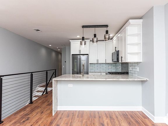 4th image of 2332 W Warren Blvd #2A