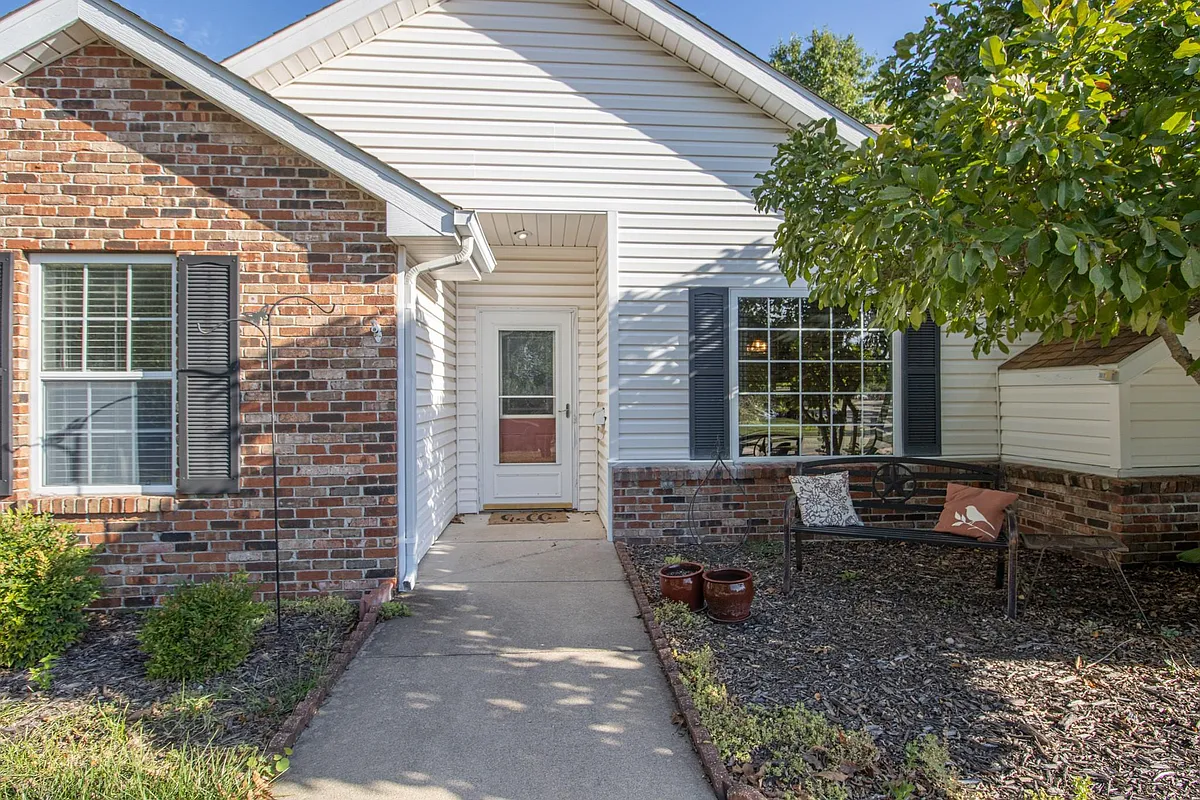 Building Photo - 4811 Manhasset Dr