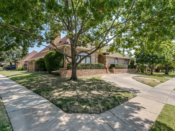 2420 Stonegate Dr N, Bedford, TX 76021