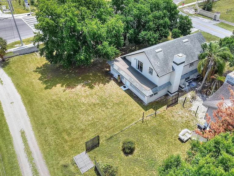 802 Arietta Cir N — Photo 40