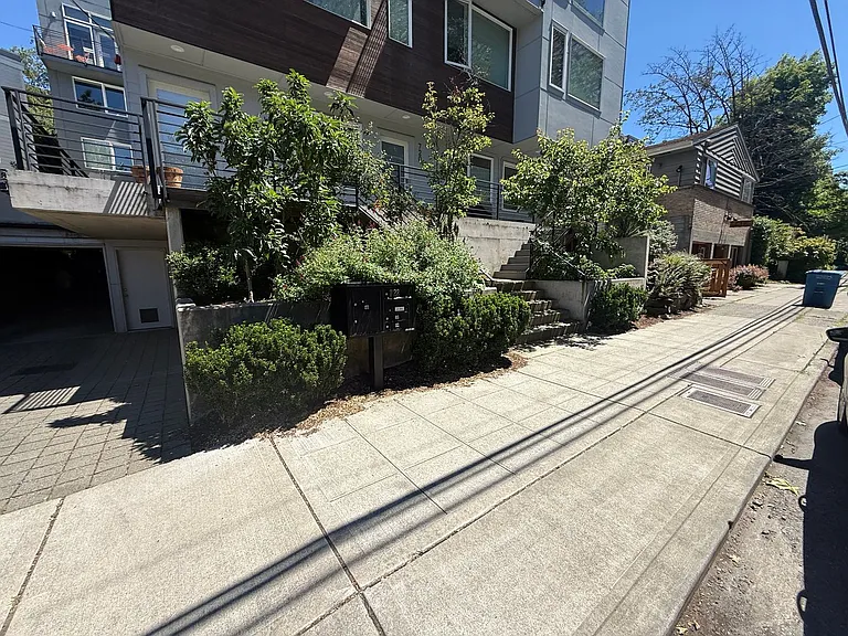 722 Summit Ave E — Photo 24