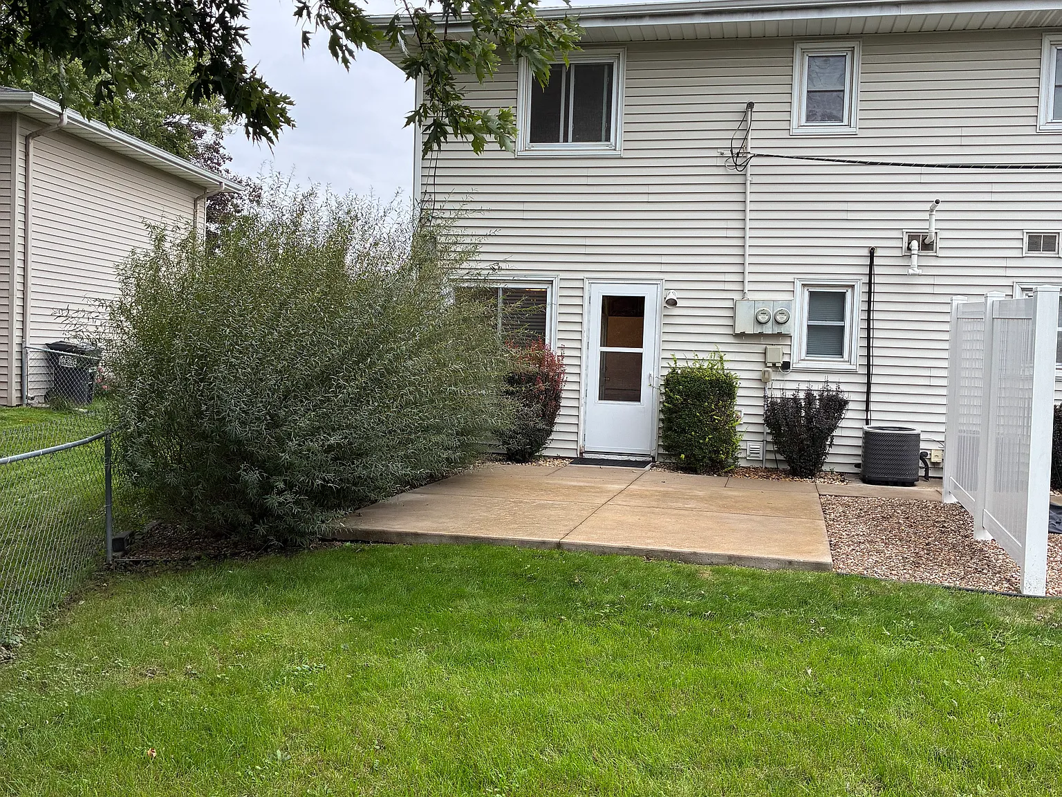 2 bed, 1.5 bath, 1000 sqft, $1,300 — Photo 2