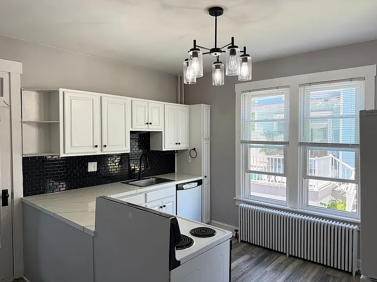 2146 Main St — Photo 3