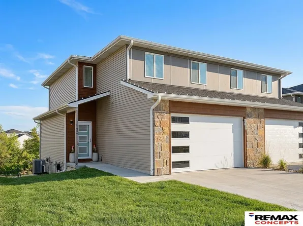 959 Titan Dr, Hickman, NE 68372