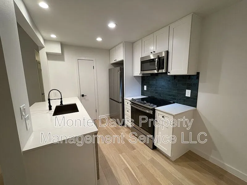 2 bed, 2.0 bath, 976 sqft, $1,900 — Photo 2