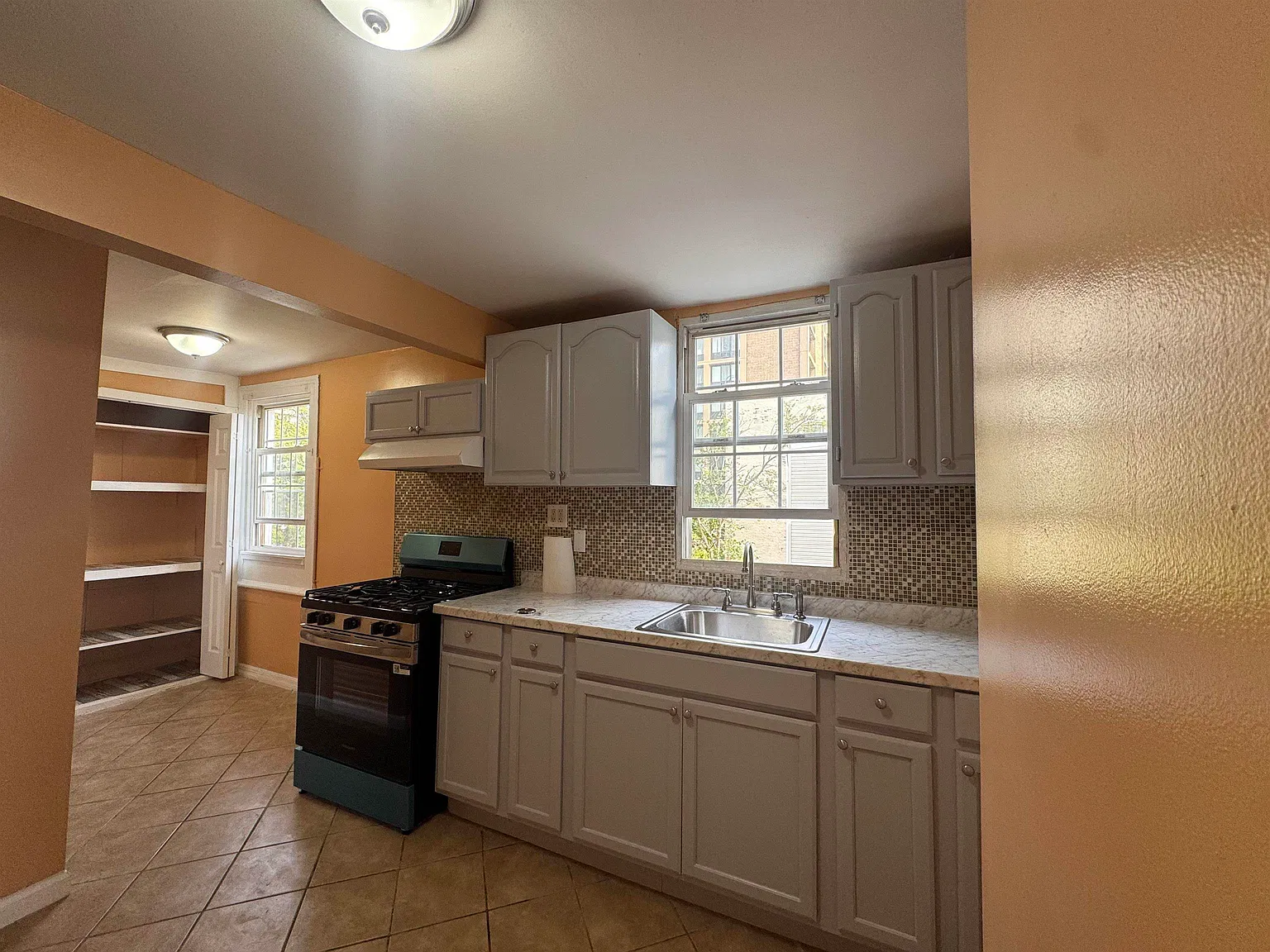 2 bed, 1.0 bath, $1,900 — Photo 2