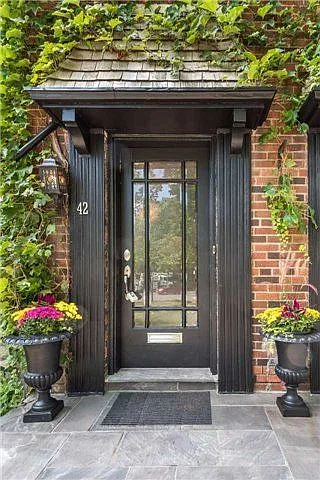 42 Astley Ave #LOWER — Photo 1