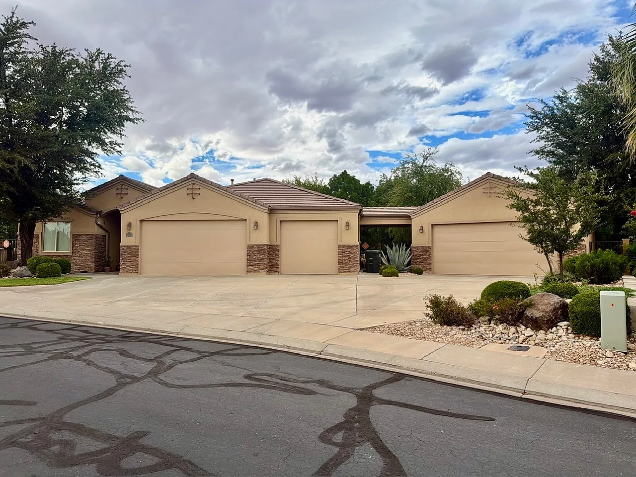 805 S Dixie Dr — Photo 1