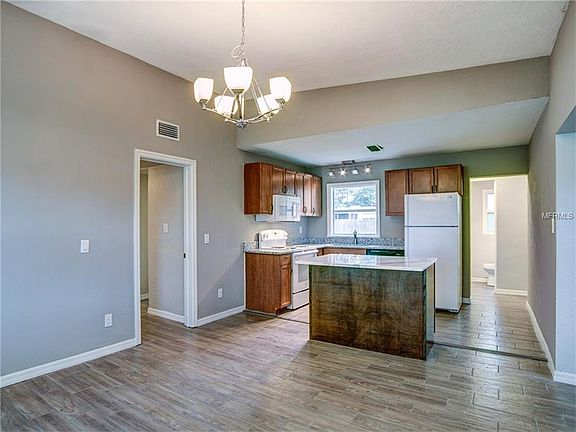 3rd image of 713 Canterbury Ln
