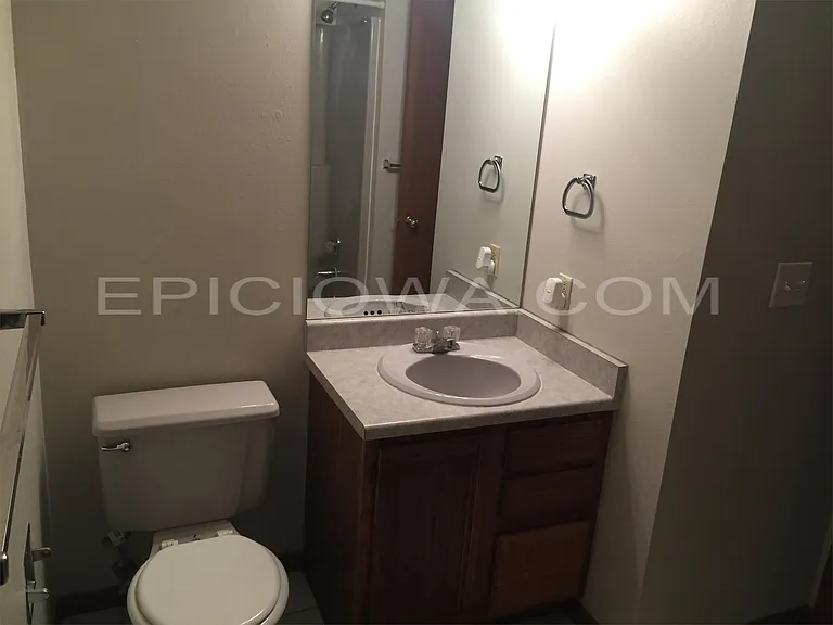 Upper Level Full Bathroom