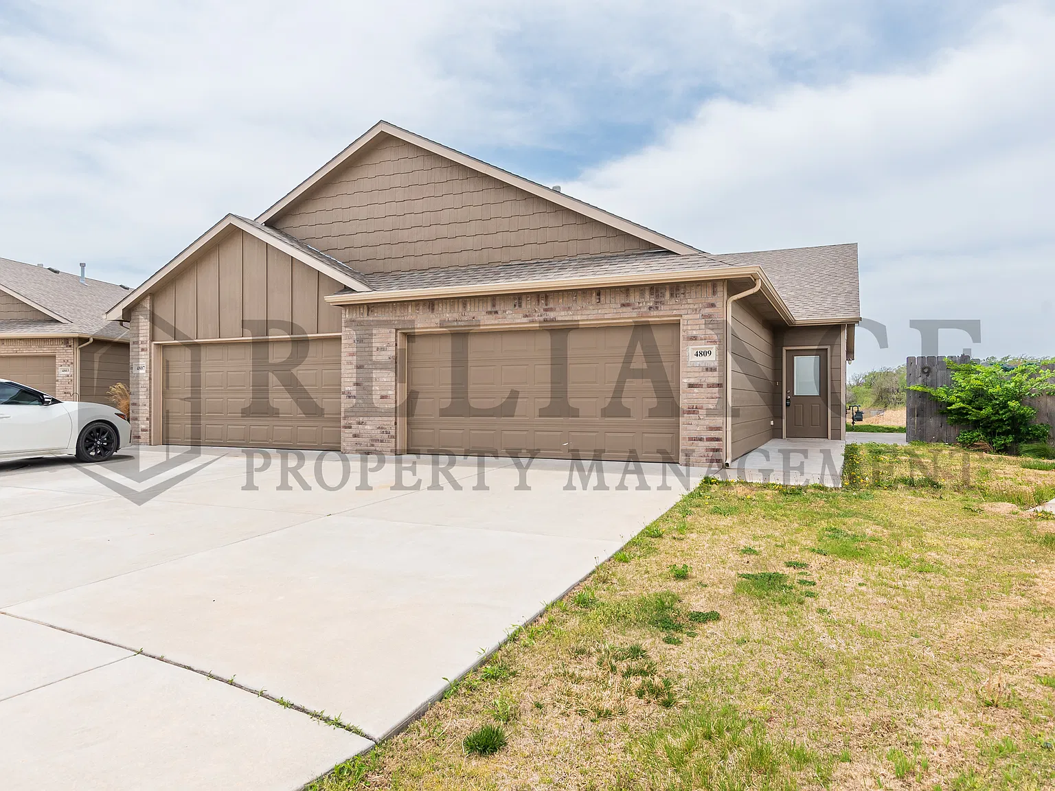 4809 North Hillside Court (OA300) - 1 — Photo 2