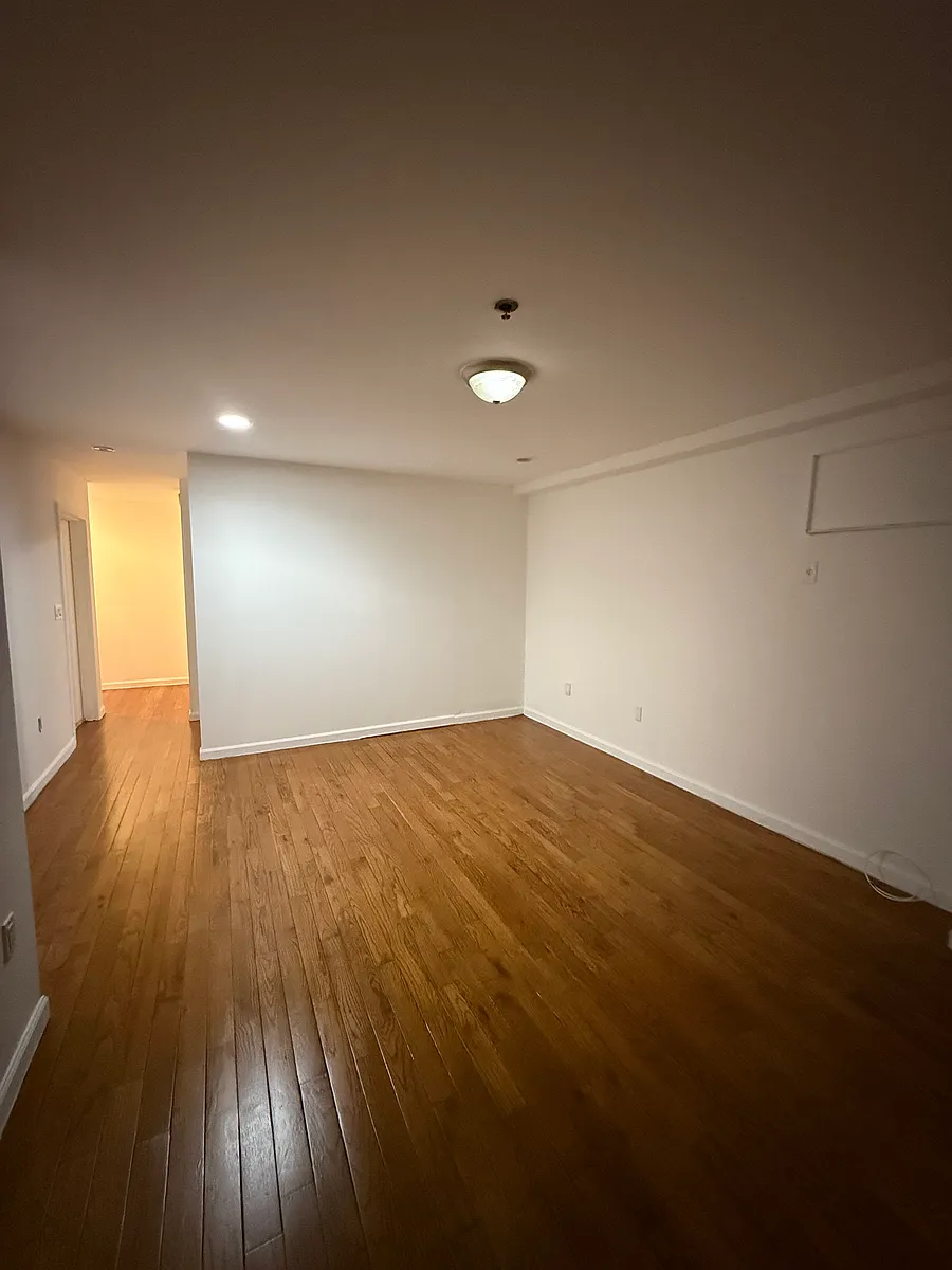 Spacious living space area - 2029 Chatterton Ave #1