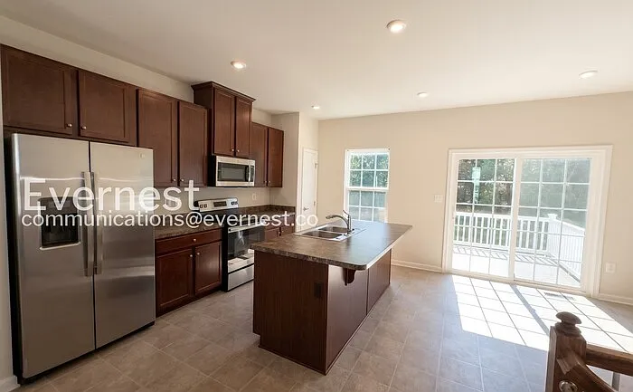 3 bed, 2.5 bath, 1741 sqft, $2,495 — Photo 4