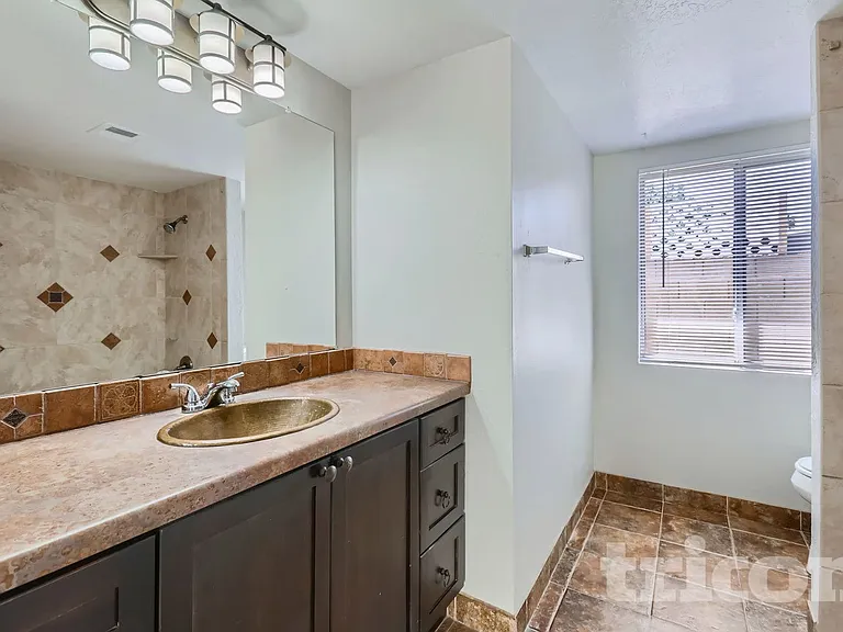 3031 W Mercer Ln — Photo 15