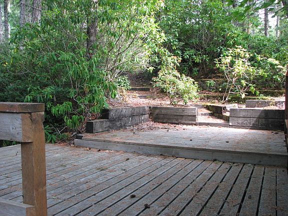 4th image of 611 NE Lakeshore Dr S