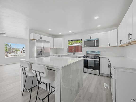 2nd image of 906 Holly Street