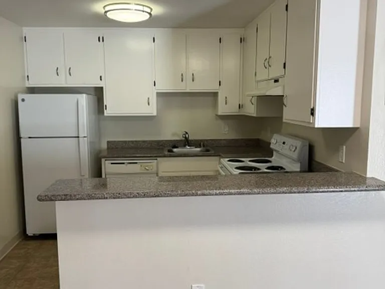 1940 Lakeshore Ave — Photo 2