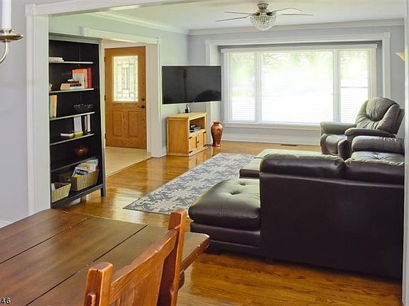 5th image of 7 Martha Dr