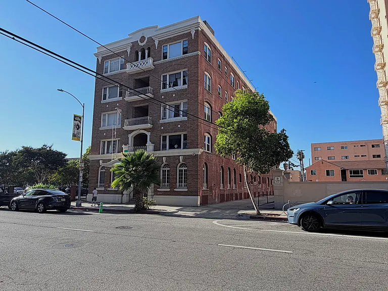 325 W 3rd St #208 — Photo 1
