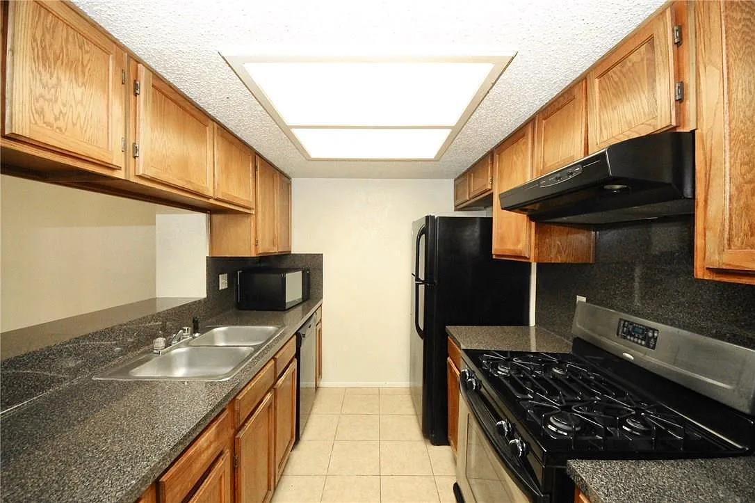 2 bed, 1.5 bath, 800 sqft, $1,495 — Photo 2