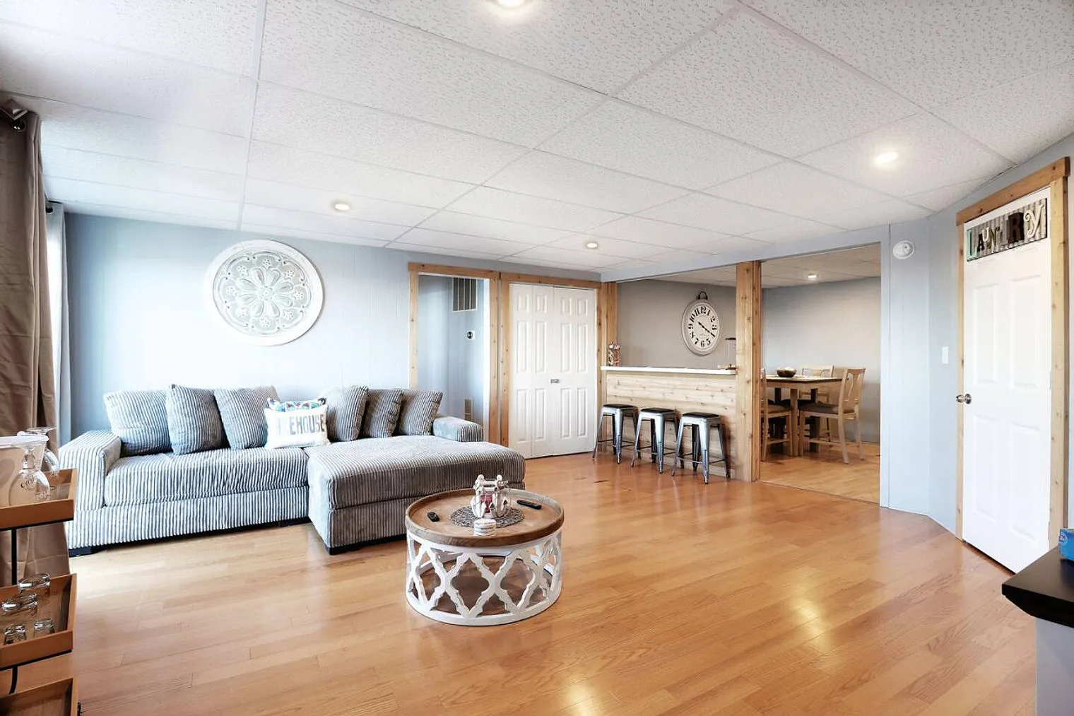 3 bed, 2.0 bath, 893 sqft, $4,410 — Photo 2