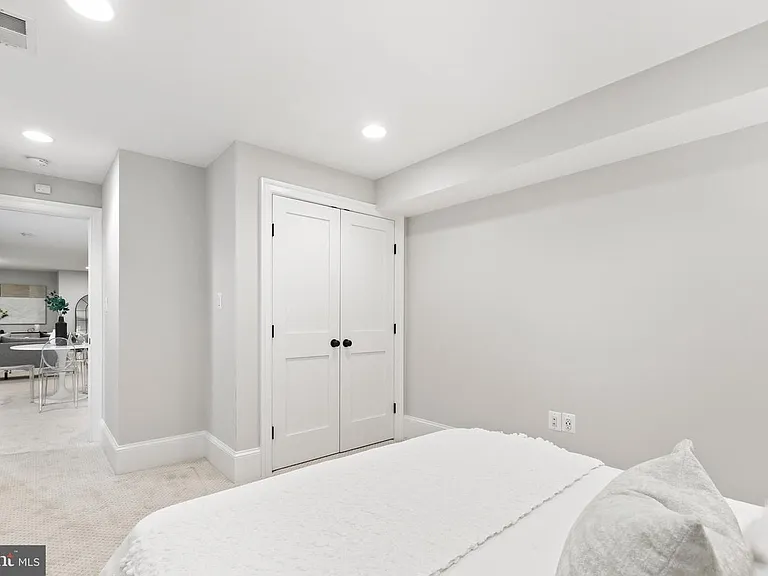 623 E St SE — Photo 34