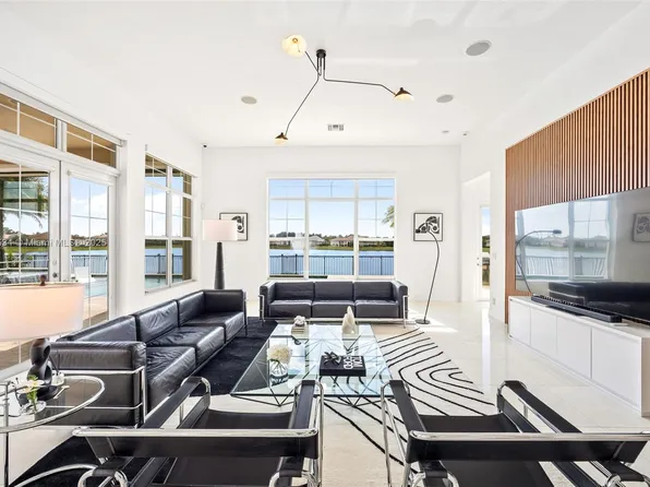 4991 E Sterling Ranch Cir, Davie, FL 33314