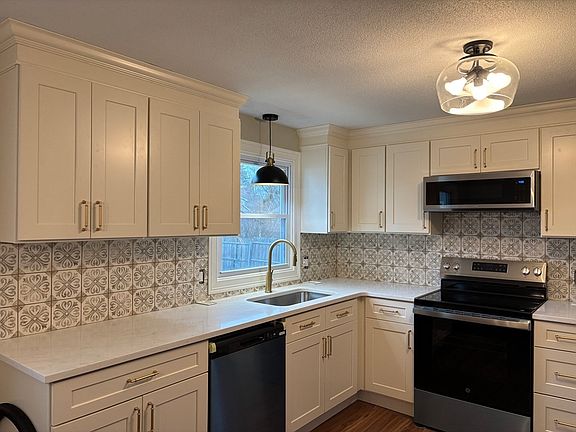 2nd image of 34 Flora St