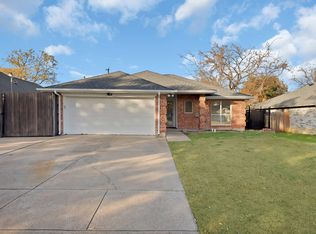 825 Meadowdale Rd, Arlington, TX 76017