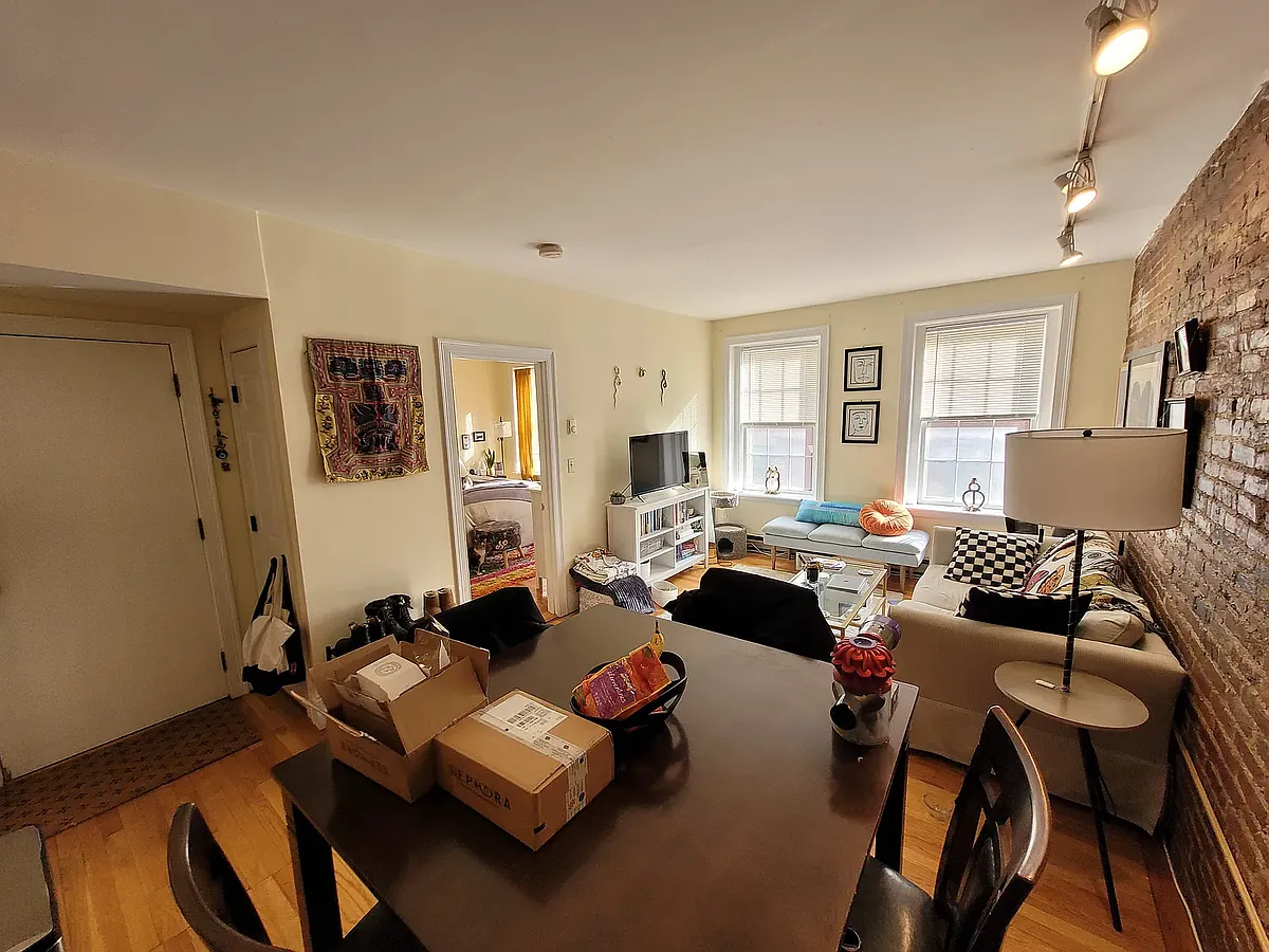 Building Photo - 89 W Cedar St #1