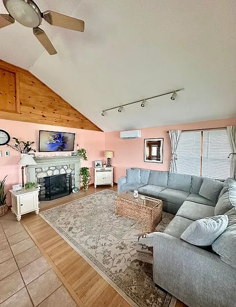 2 bed, 1000 sqft, $2,200 — Photo 3