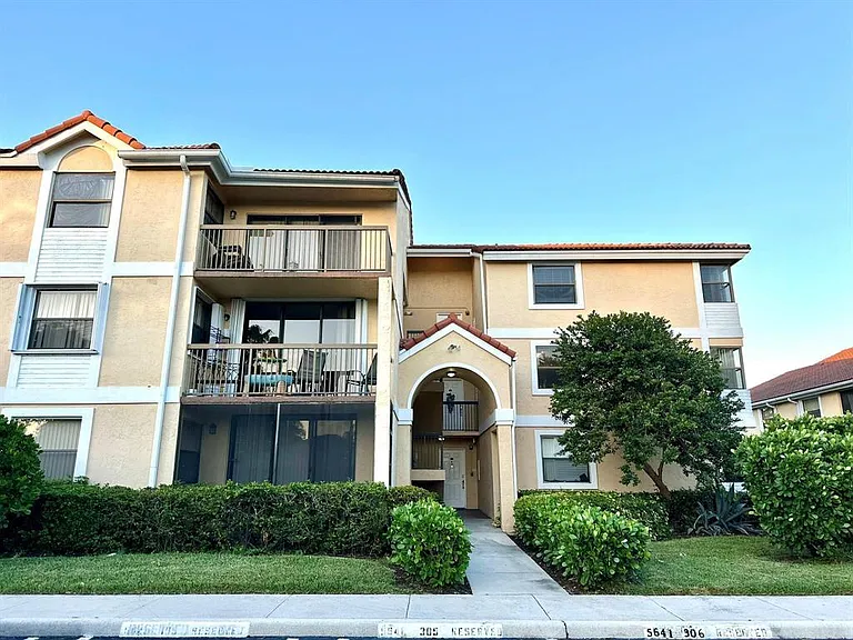 5641 Riverside Dr #306B1 — Photo 2
