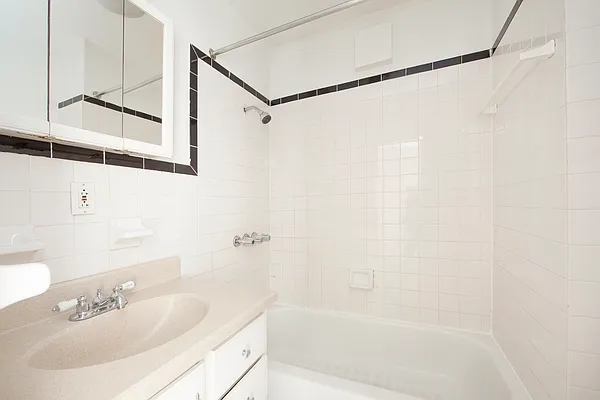 Rented by R New York | media 21