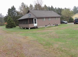 1065 Valley Ln, Armstrong Creek, WI 54103