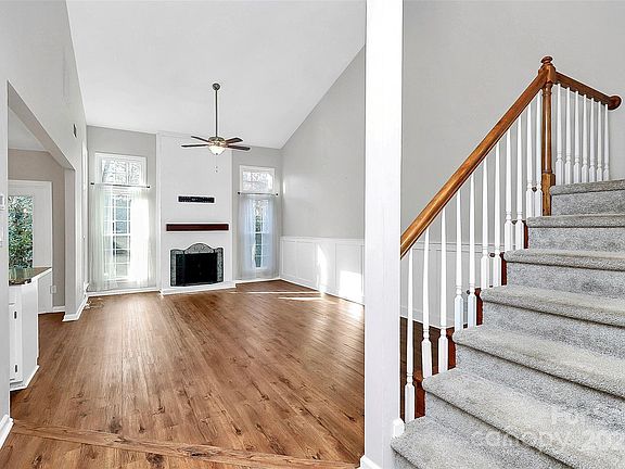 5th image of 9449 Kings Falls Dr