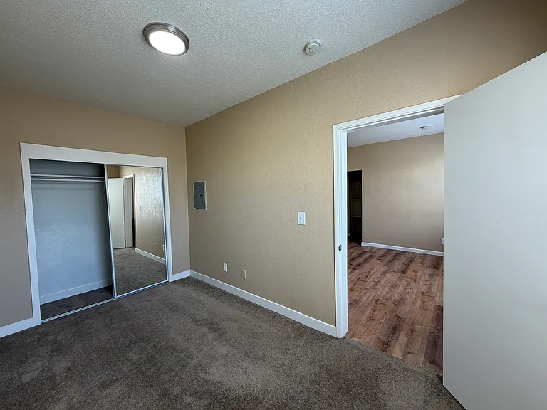 19th Street Apartments — Photo 7