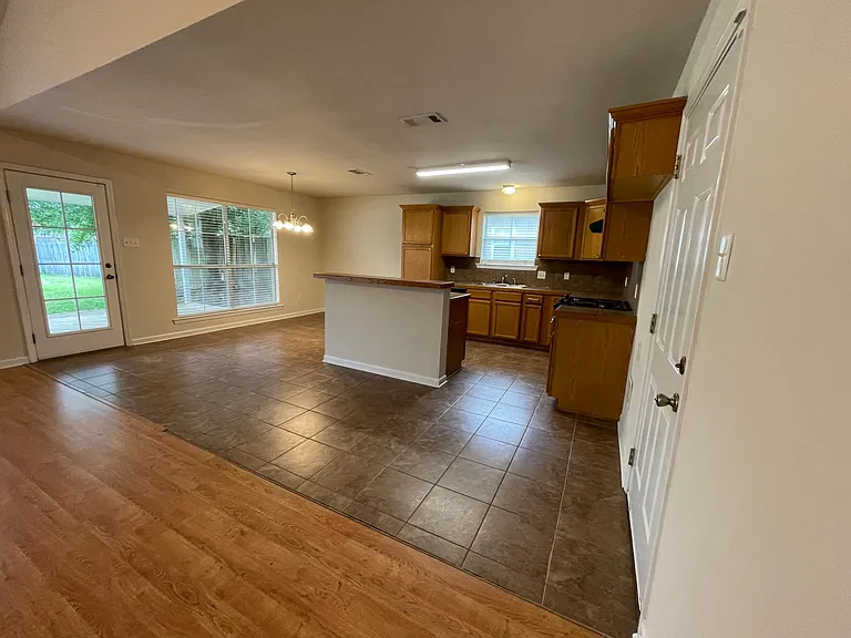 11327 Hampton Ct — Photo 3
